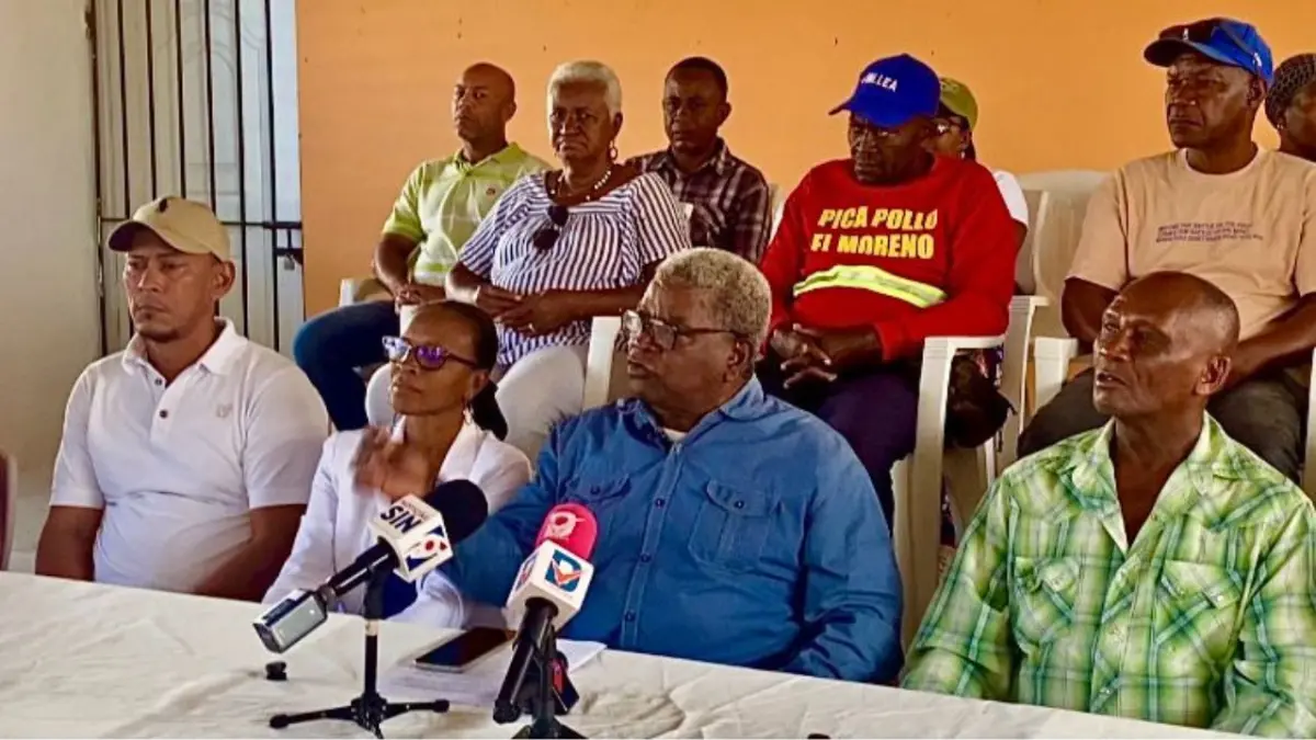 Exigen acciones inmediatas para remozamiento de la playa Boca Chica y asfaltado de calles