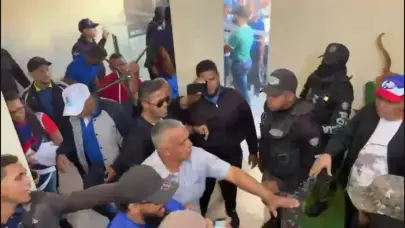 Policías agreden a profesores en medio de marcha; intentan impedir entrada a Regional 07