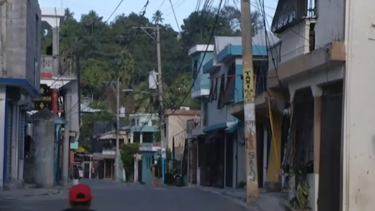 Alertan en Los Americanos de San Cristóbal por contaminación de una cañada