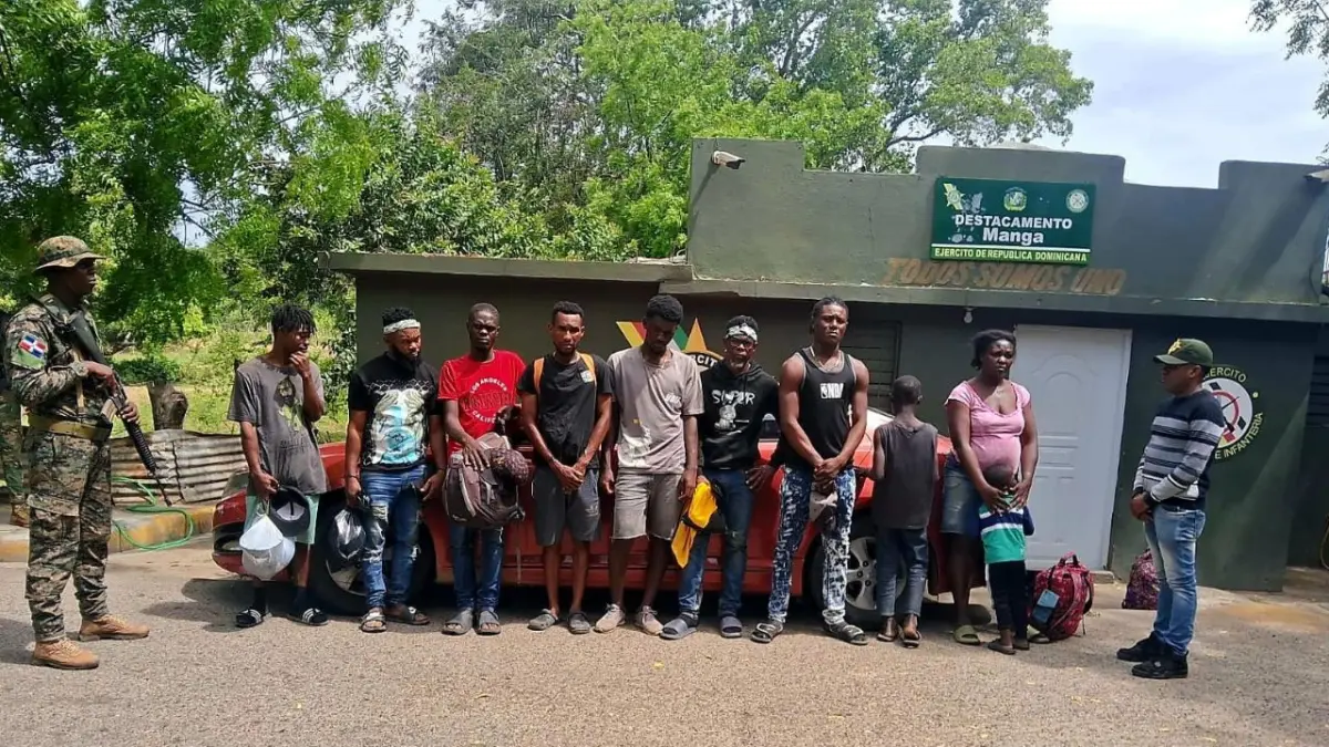 Detienen a 10 indocumentados abandonados en automóvil en Montecristi