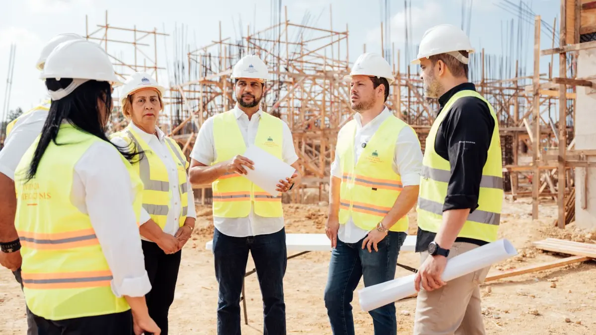 Ministro Bonilla supervisa avances en construcción del Hospital Traumatológico de San Cristóbal