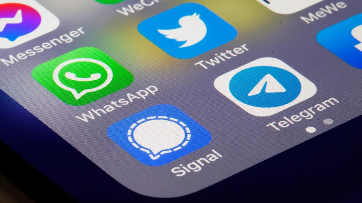 China ordena a Apple eliminar WhatsApp, Threads, Signal y Telegram de su App Store