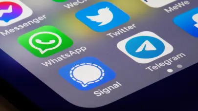 China ordena a Apple eliminar WhatsApp, Threads, Signal y Telegram de su App Store