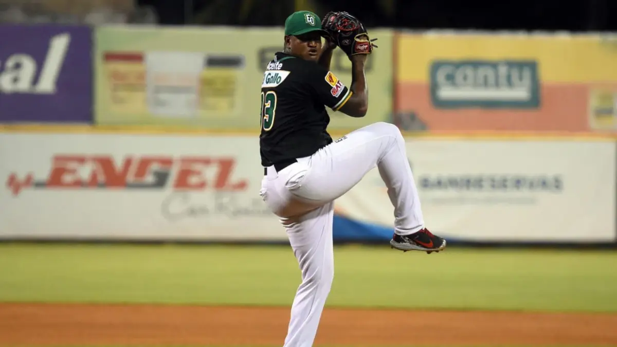 Estrellas contratan al lanzador Enny Romero como agente libre