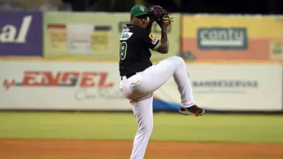 Estrellas contratan al lanzador Enny Romero como agente libre