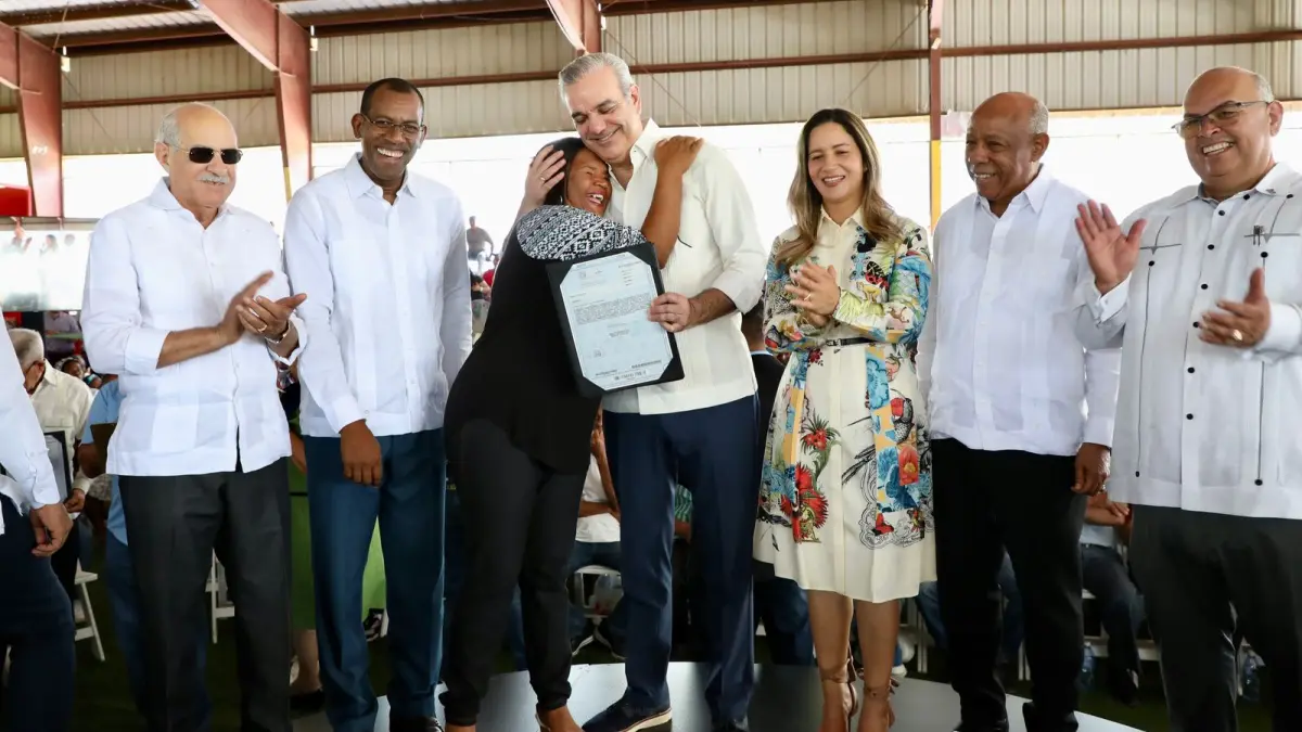 Abinader entrega 819 títulos de propiedad en Esperanza, Valverde 