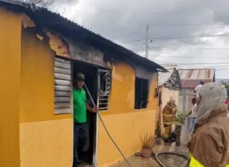 Incendio destruye una vivienda en Estebanía en Azua