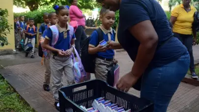 Gobierno reduce entrega de jugos azucarados en escuelas para fomentar la alimentación saludable