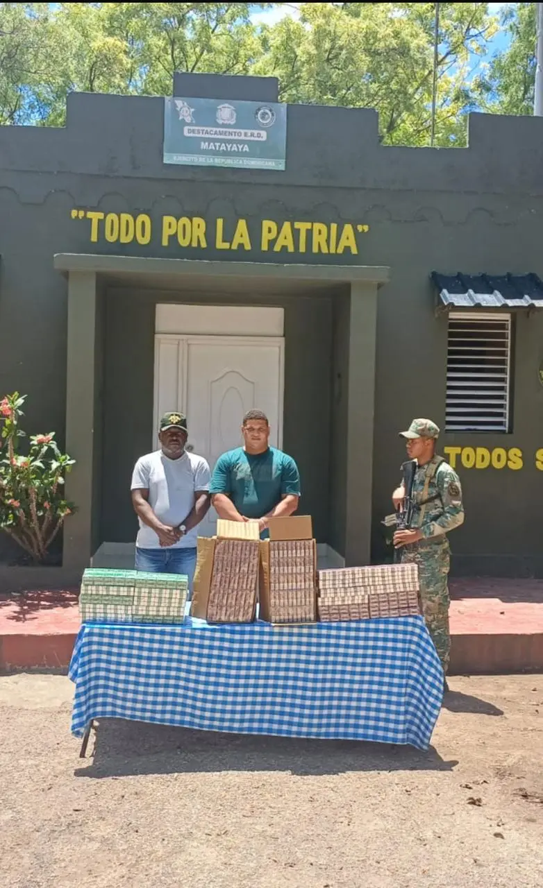 Cancelan inspector de control migratorio arrestado por contrabando de cigarrillos