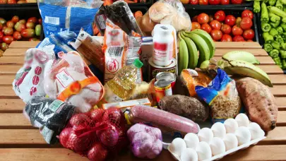 Precios de alimentos difieren por hasta 20 pesos en colmados y supermercados; consumidores exigen mayor control comercial