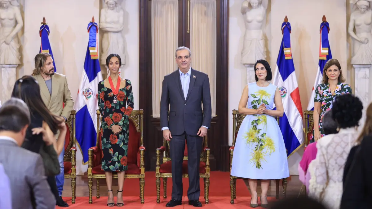 Condecoran a Zoé Saldaña con la Orden Heráldica de Cristóbal Colón en el Grado de Comendador