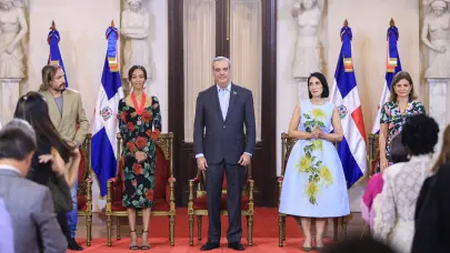 Condecoran a Zoé Saldaña con la Orden Heráldica de Cristóbal Colón en el Grado de Comendador