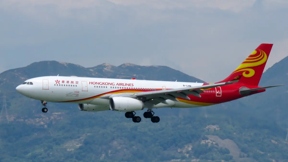 Un vuelo de Hong Kong Airlines aterriza de emergencia por presunto incendio de una batería