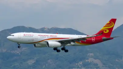 Un vuelo de Hong Kong Airlines aterriza de emergencia por presunto incendio de una batería