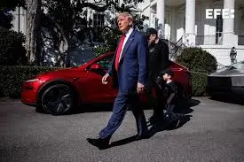 EE.UU. imputa a tres personas por los ataques contra Tesla y pide hasta 20 años de prisión