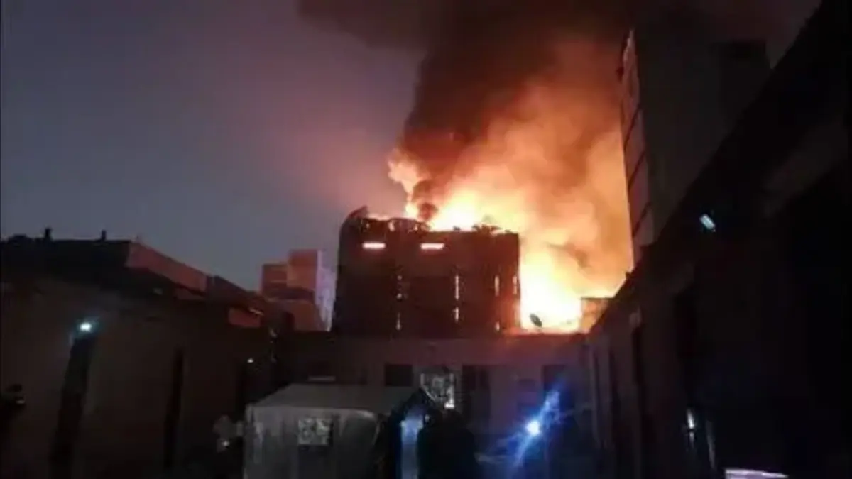 Voraz incendio en Lima: más de 50 unidades de bomberos trabajan para controlar el siniestro