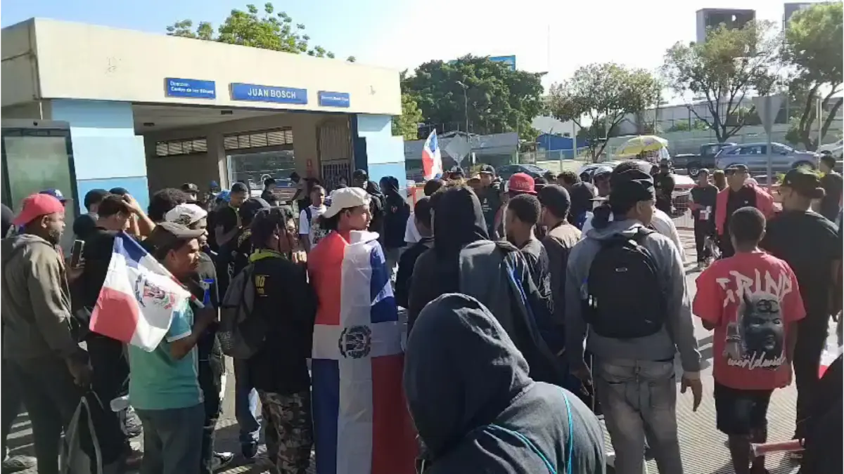 Decenas de personas se reúnen para partir hacia marcha en el Hoyo de Friusa