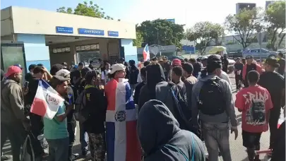 Decenas de personas se reúnen para partir hacia marcha en el Hoyo de Friusa