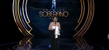 Alicia Ortega entrega el Bachatero del Año a Luis Miguel del Amargue