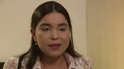 Se desmaya en sala de audiencia acusada de amenazar comunicadores