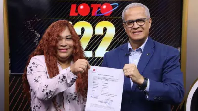 LEIDSA entrega certificado a enfermera ganadora de 22 millones en el Loto