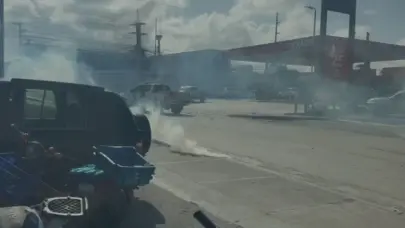 Tensión en la marcha de Friusa: Lanzan bombas lacrimógenas