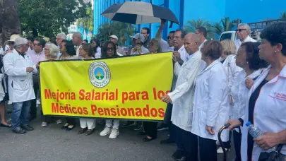 Médicos pensionados exigen aumento
