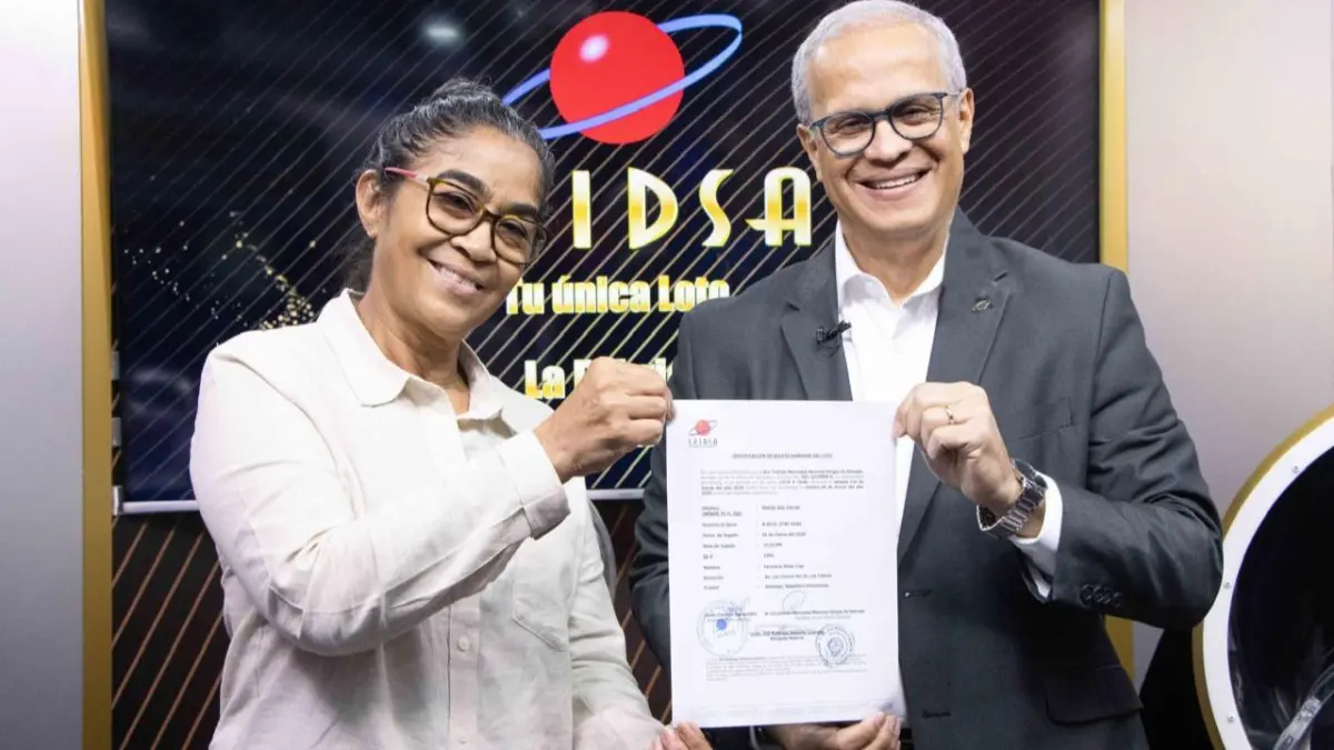 LEIDSA entrega certificado a empresaria ganadora de 55.5 millones con el Loto