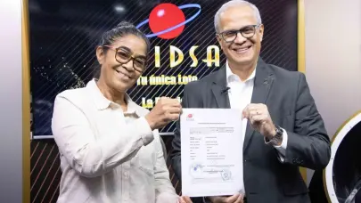 LEIDSA entrega certificado a empresaria ganadora de 55.5 millones con el Loto