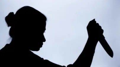 Acusan niñera de apuñalar fatalmente a una niña de 3 años mientras su padre estaba trabajando