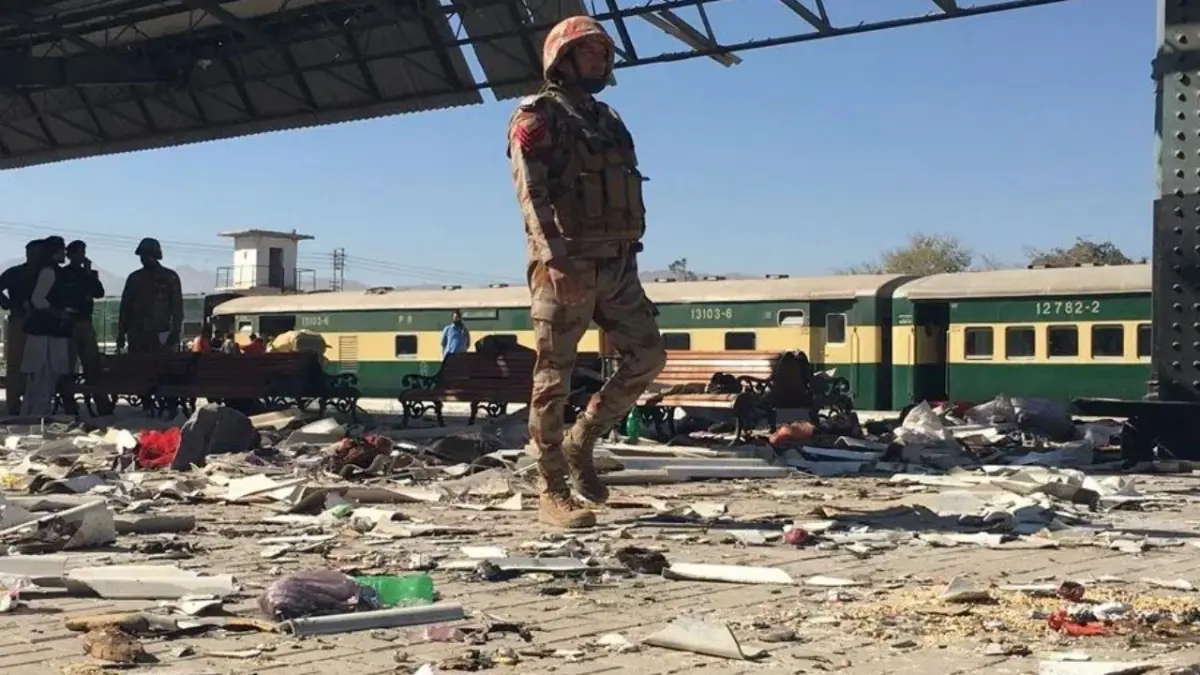 Al menos 21 pasajeros y 33 atacantes mueren tras el secuestro de un tren en Pakistán