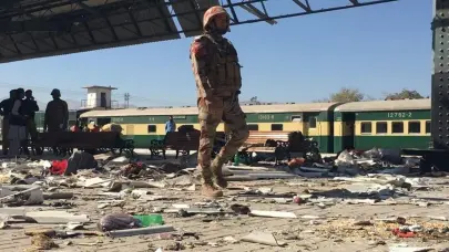 Al menos 21 pasajeros y 33 atacantes mueren tras el secuestro de un tren en Pakistán