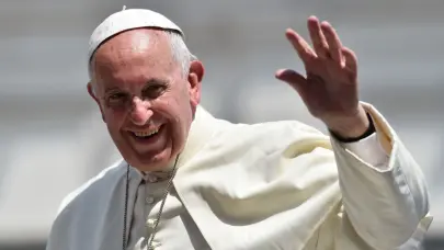 El papa durmió sin máscara de oxígeno la pasada noche en el hospital