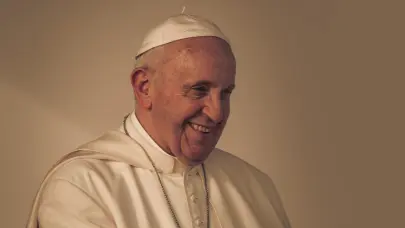 A un mes de su hospitalización, el papa Francisco muestra signos de mejoría