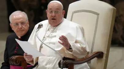 El papa sufre dos episodios de insuficiencia respiratoria aguda tras 18 días hospitalizado