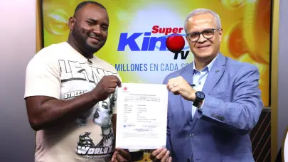 LEIDSA entrega certificado a empleado de estación de gasolina ganador de 25 millones