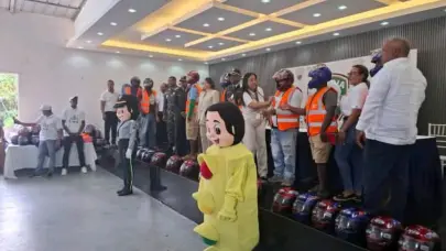 DIGESETT entrega cascos protectores a motoristas en Sánchez, Samaná