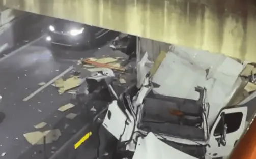 Dos personas heridas tras caída de camión en desnivel de la avenida 27 de Febrero con Dr. Defilló