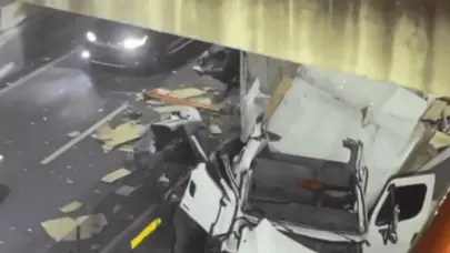 Dos personas heridas tras caída de camión en desnivel de la avenida 27 de Febrero con Dr. Defilló