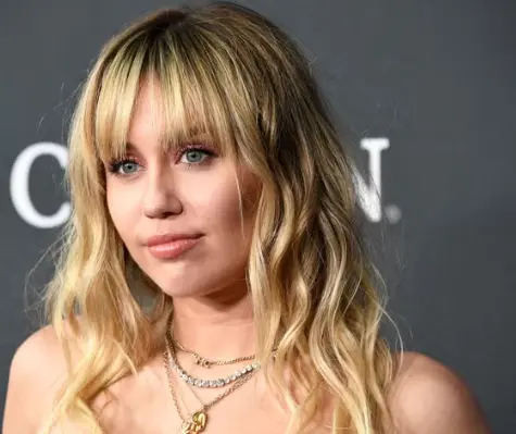 Miley Cyrus anuncia la fecha de estreno de su noveno álbum Something Beautiful