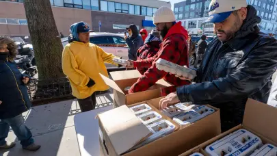 Un reparto benéfico de huevos en NY termina a los 5 minutos ante la masiva demanda