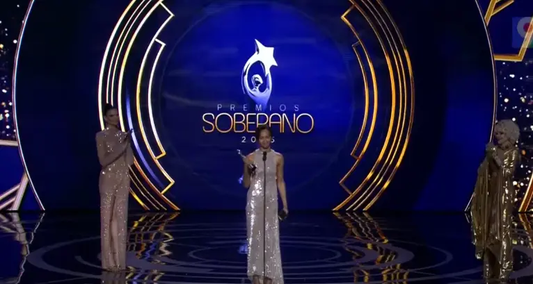 “Es un honor recibir este premio en la tierra de mis raíces”, dice Zoe Saldaña tras ganar estatuilla en Premios Soberano