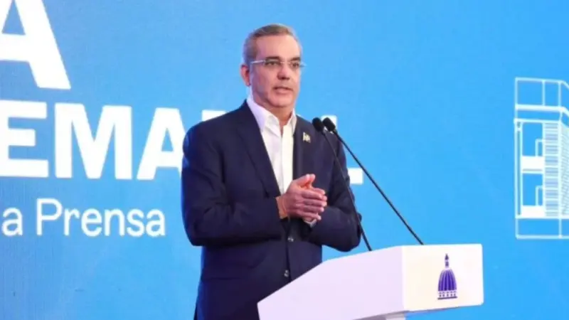 Abinader asegura RD no abrirá espacio aéreo con Haití