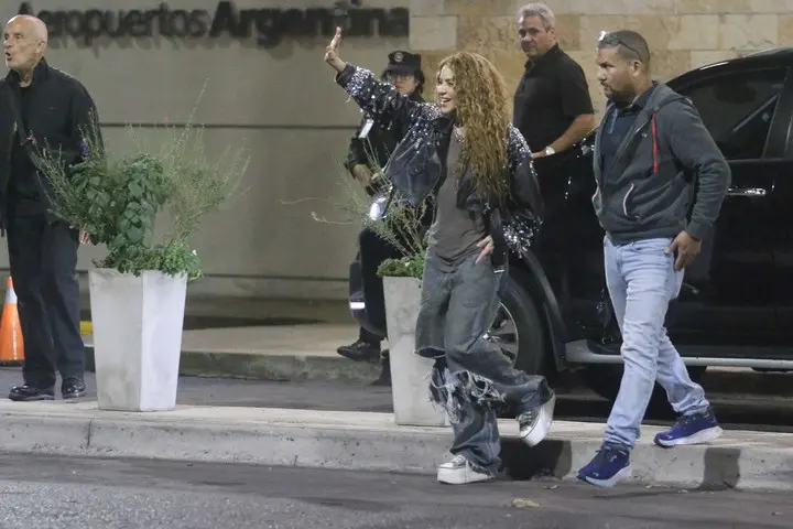 Shakira llega a Argentina luego de cancelar sus conciertos en Chile