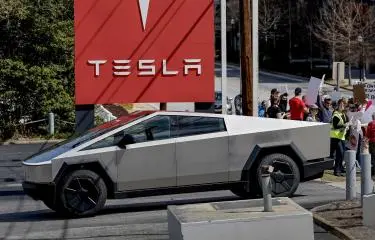 Las acciones de Tesla caen más del 15 %, ante las dudas por su rendimiento y por Elon Musk