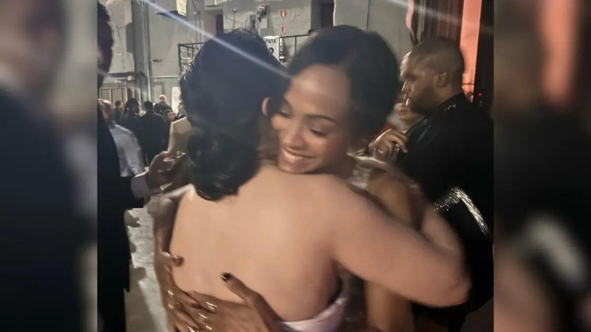 Un abrazo Soberano: Zoe Saldaña y Alicia Ortega