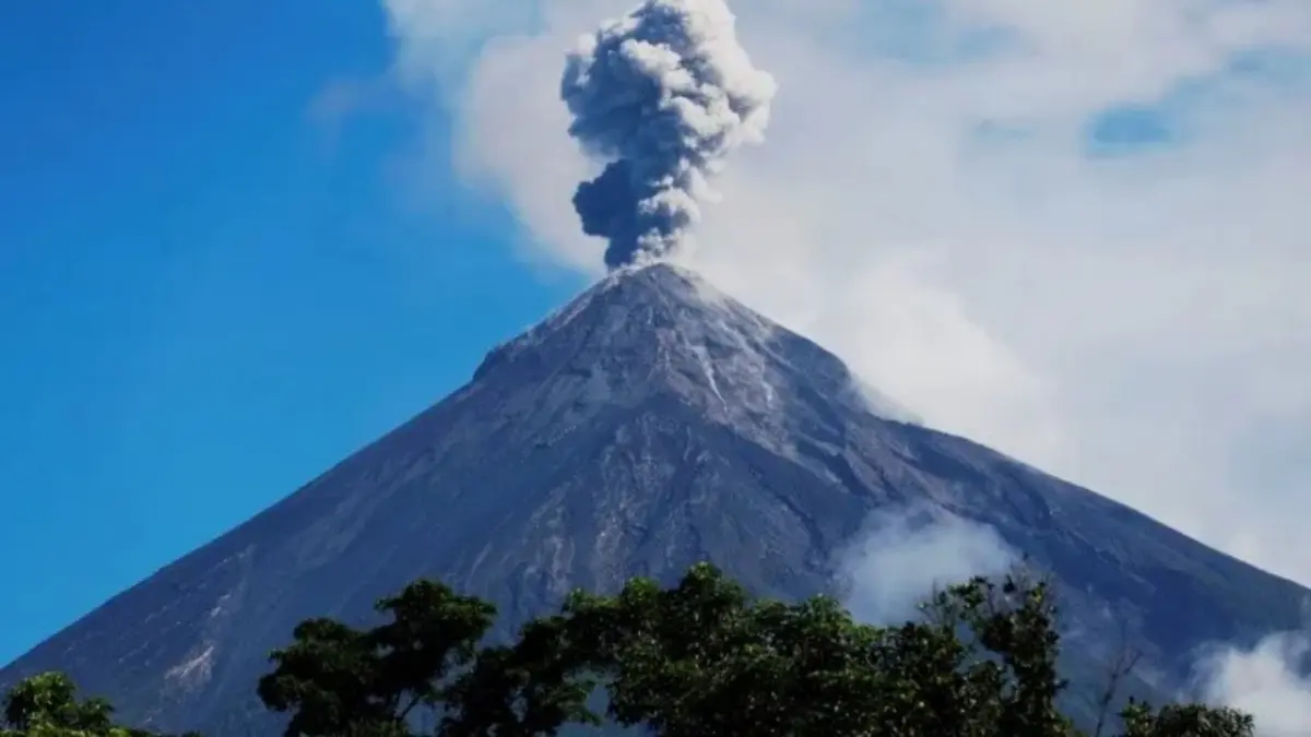 El volcán de Fuego, en el centro de Guatemala, se encuentra en erupción masiva