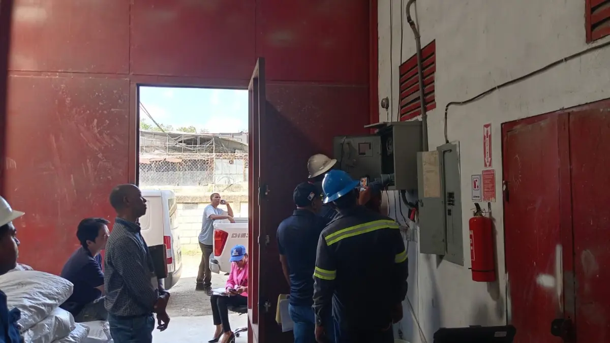 Intervienen fábrica china que se robaba la luz en Santo Domingo Norte