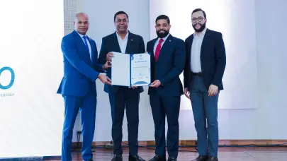 CAESCO reconoce a Welinton Grullón por su destacada contribución en la Formación Integral de la Municipalidad