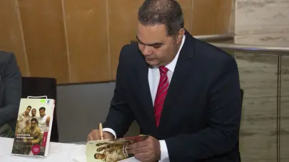 Crónica Editorial presenta su primer libro